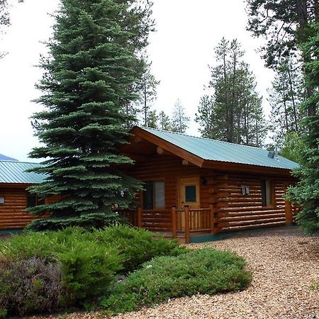 Silverwolf Log Chalets Coram Экстерьер фото