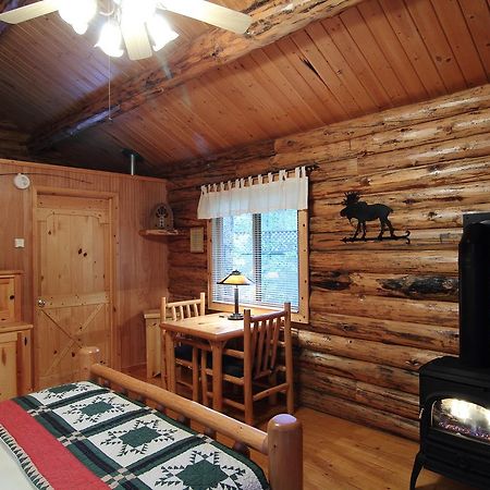 Silverwolf Log Chalets Coram Экстерьер фото