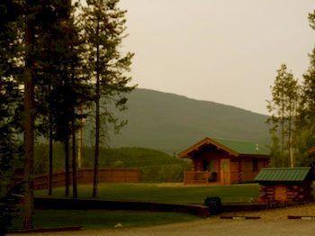 Silverwolf Log Chalets Coram Экстерьер фото