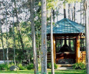 Silverwolf Log Chalets Coram Экстерьер фото