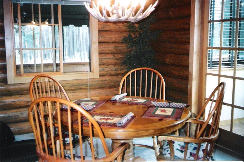 Silverwolf Log Chalets Coram Экстерьер фото