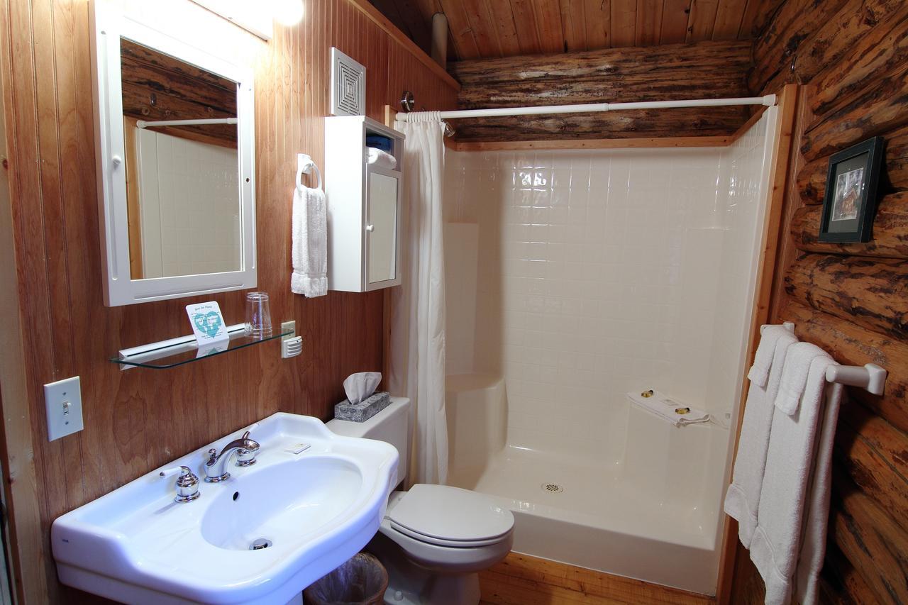 Silverwolf Log Chalets Coram Экстерьер фото