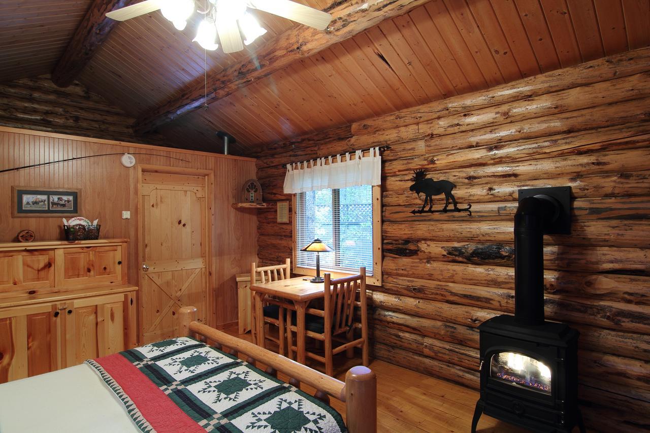 Silverwolf Log Chalets Coram Экстерьер фото