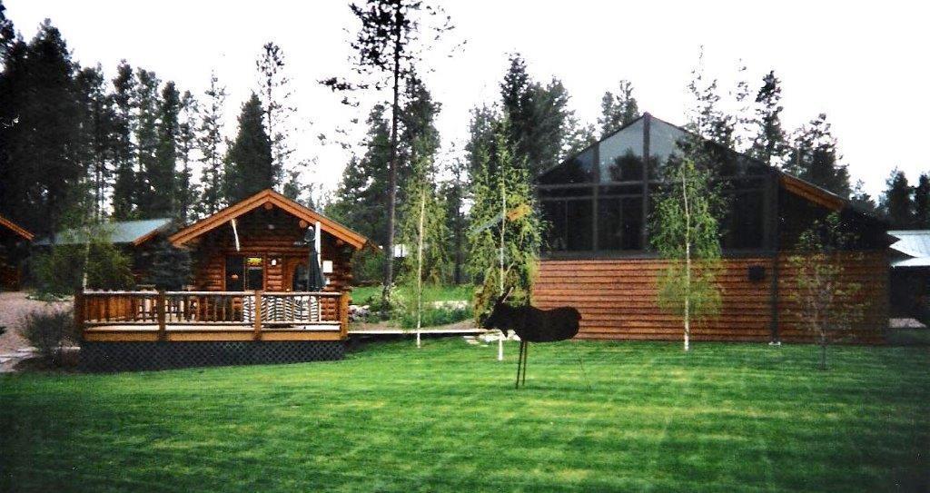 Silverwolf Log Chalets Coram Экстерьер фото